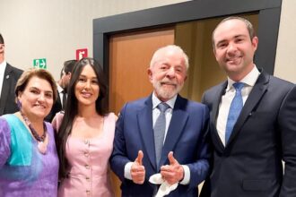 Prefeito de Brumado se encontra com Lula em Brasília e pede apoio para construção de hospital regional