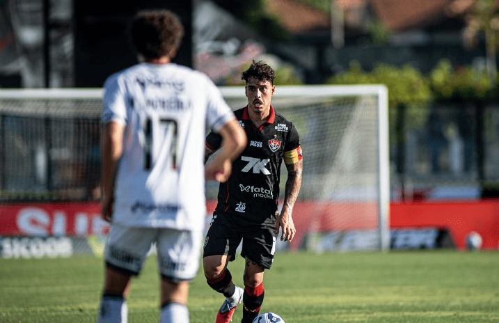 Vasco vence o Vitória em jogo eletrizante com duas viradas e gol no último minuto