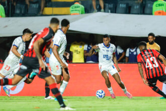 Vitória vence Bahia no Barradão por 2x1 e respira no Brasileirão