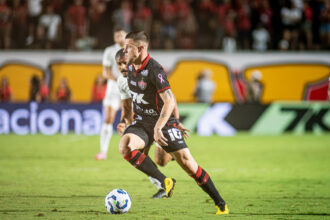 Vitória vence Ceará no Barradão e respira no Brasileirão