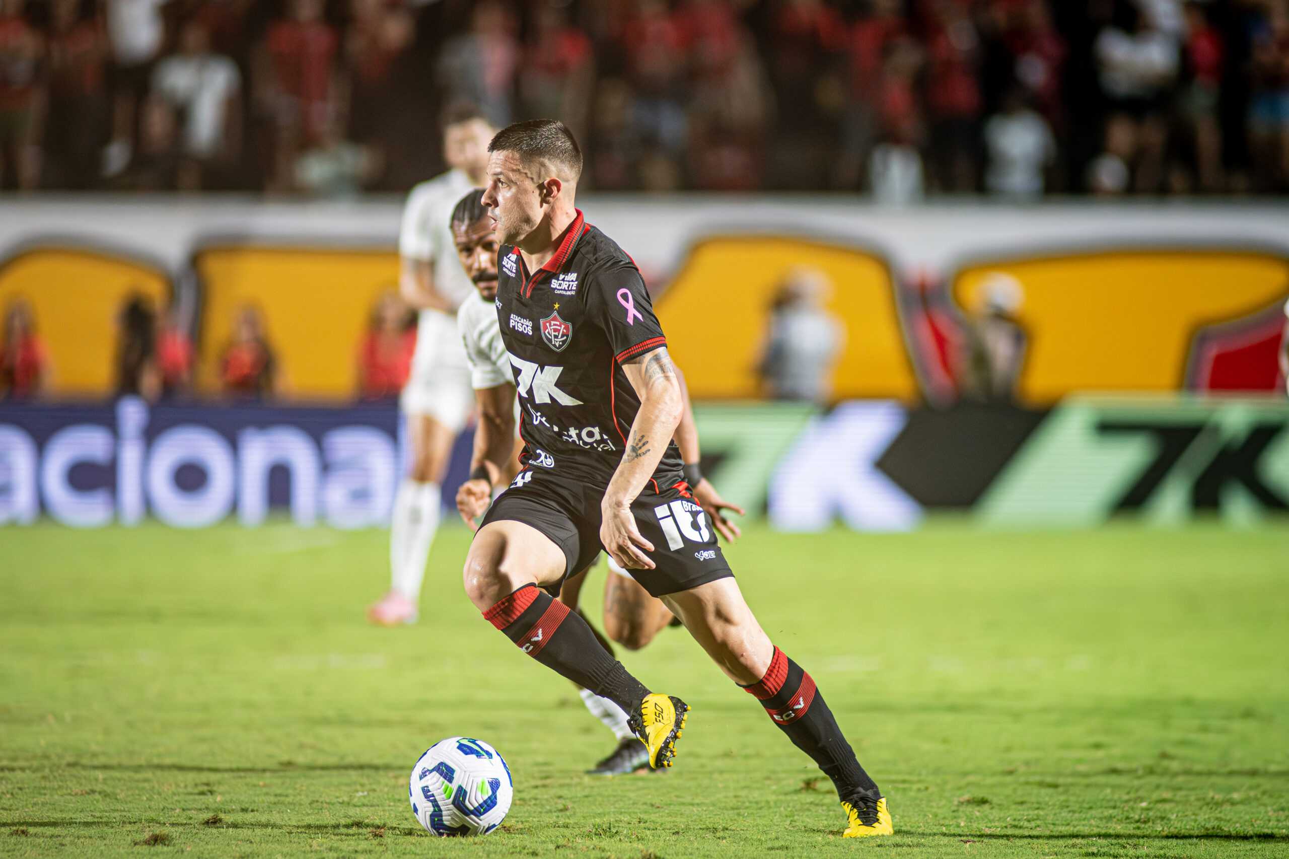Vitória vence Ceará no Barradão e respira no Brasileirão