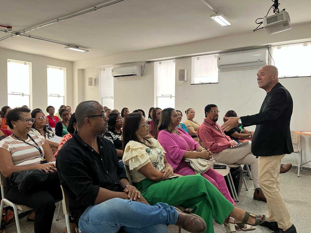 SEDUC realiza palestra motivacional em homenagem ao Dia do Secretário(a)