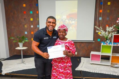 Artesãs de Candeias recebem certificados de conclusão de curso