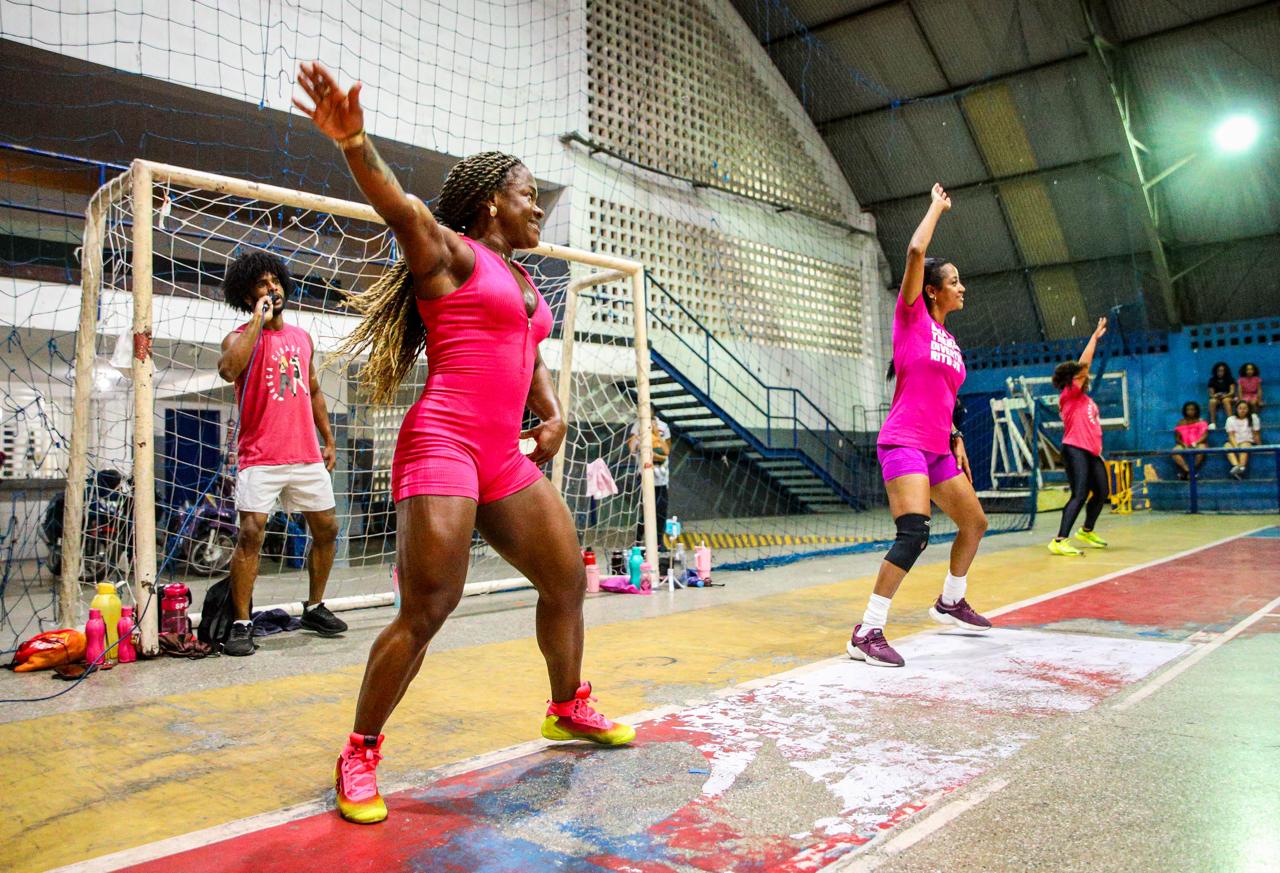 Aulão em Candeias promove funcional e swing em apoio ao Outubro Rosa