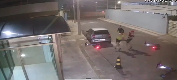 Criminosos realizam assalto com patinetes elétricos em Armação