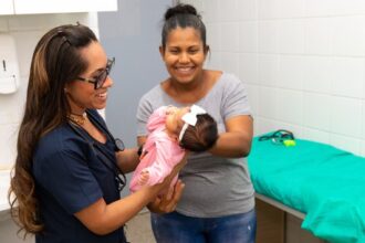 SUS assegura cuidado integral a crianças desde os primeiros dias