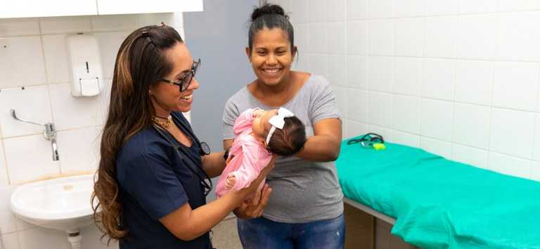 SUS assegura cuidado integral a crianças desde os primeiros dias
