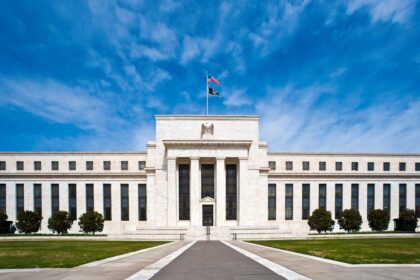 Queda do déficit fiscal nos EUA reduz juros neutros, afirma Fed