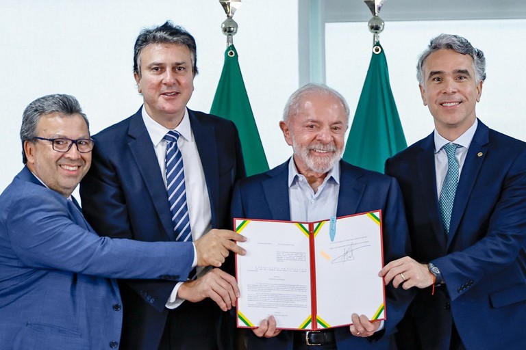 Lula destaca que soberania depende de educação ao sancionar lei nacional