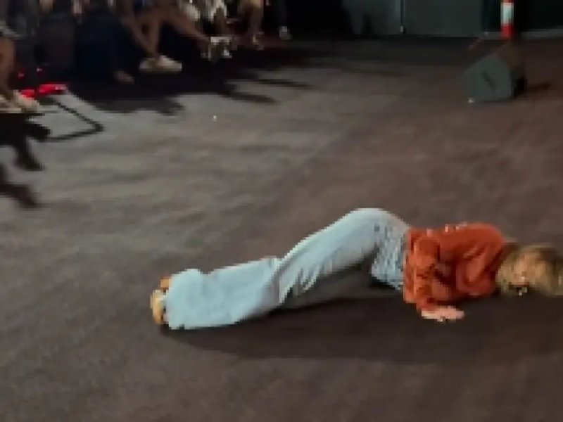 Claudia Leitte Surpreende ao 'Mergulhar' no Palco em Recife!