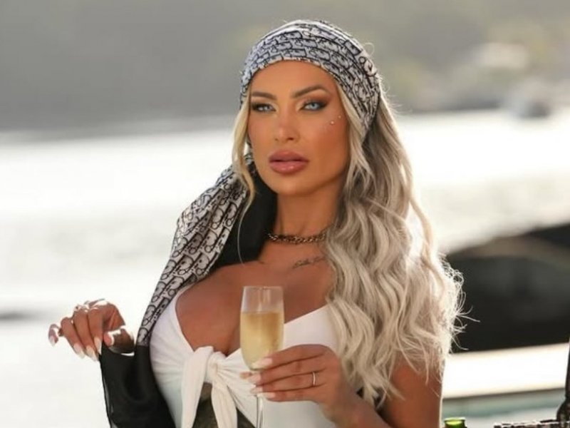 Andressa Urach avisa: 'Não siga meu boy se ama seu rosto!'