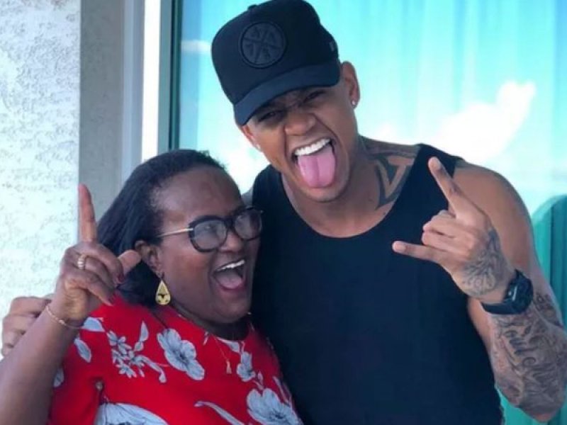 Léo Santana Homenageia Mãe: 'A Gigante Sempre Foi Você'