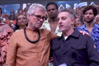 Carlinhos de Jesus surpreende ao andar novamente no palco!