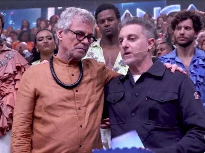 Carlinhos de Jesus surpreende ao andar novamente no palco!