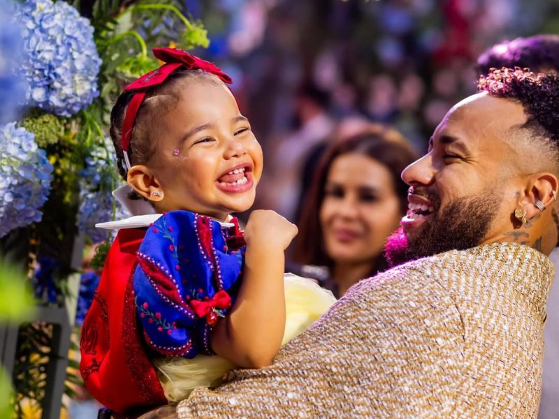 Mavie Viraliza: Pequena Impressiona com Semelhança a Neymar!