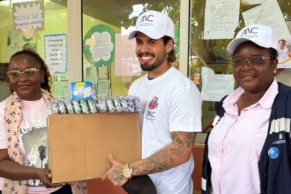 Zé Felipe transforma vidas em Angola com doação de kits escolares