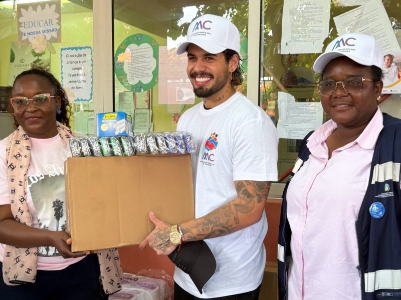 Zé Felipe transforma vidas em Angola com doação de kits escolares
