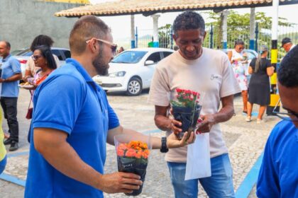 Candeias: SEMAN acolhe amigos de falecidos com flores e música