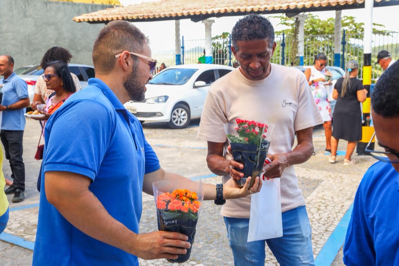 Candeias: SEMAN acolhe amigos de falecidos com flores e música