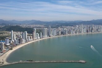 Pesquisador aponta que mudanças climáticas e urbanização estão 'esmagando' as praias