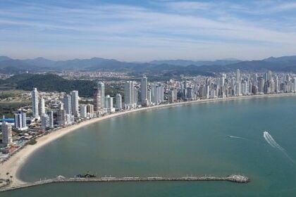 Pesquisador aponta que mudanças climáticas e urbanização estão 'esmagando' as praias