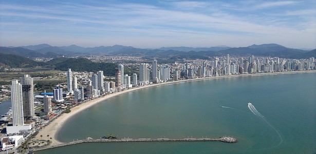 Pesquisador aponta que mudanças climáticas e urbanização estão 'esmagando' as praias