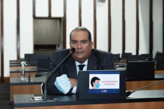 “ACM Neto está alugando um triplex na mente de Jerônimo”, ironiza Sandro Régis