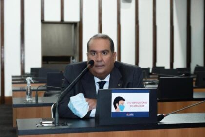 “ACM Neto está alugando um triplex na mente de Jerônimo”, ironiza Sandro Régis