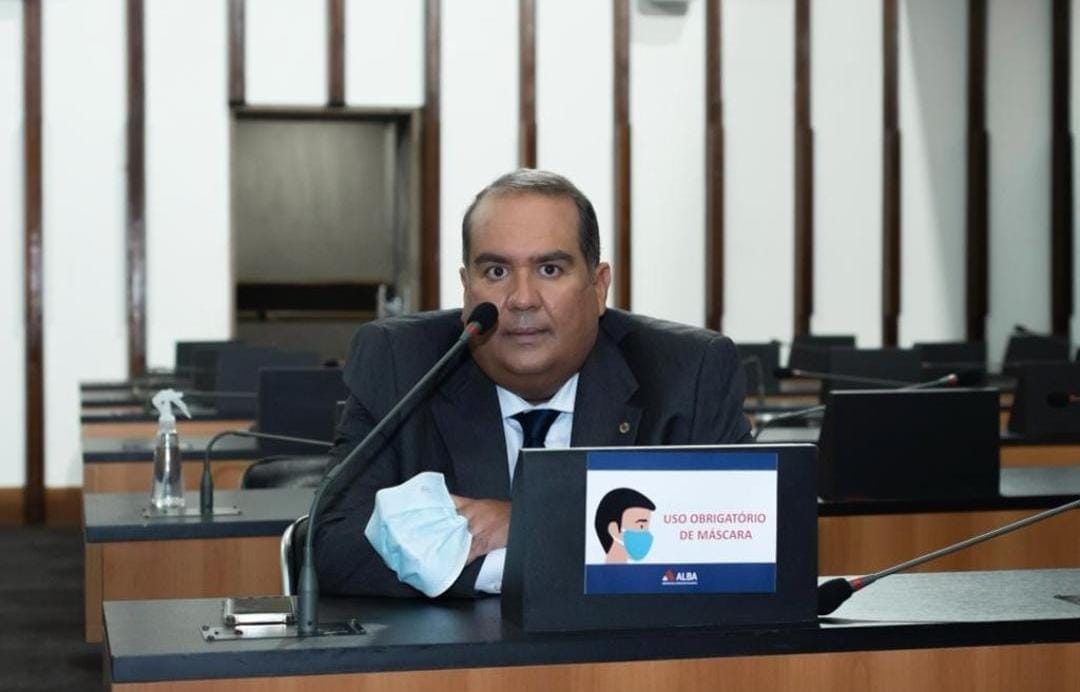 “ACM Neto está alugando um triplex na mente de Jerônimo”, ironiza Sandro Régis