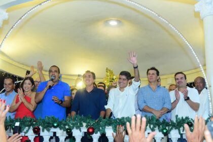 Em Coité, ACM Neto reúne prefeitos, deputados e lideranças no “Natal Luz”
