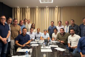 ACM Neto reúne deputados e lideranças em encontro político com foco em 2026