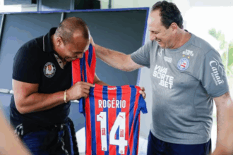Aloísio Chulapa visita CT do Bahia e ganha camisa de Rogério Ceni