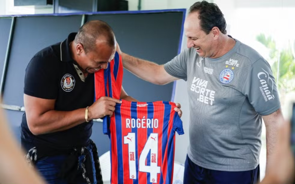 Aloísio Chulapa visita CT do Bahia e ganha camisa de Rogério Ceni