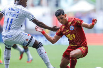 Com gol de Erick Pulga, Bahia vence Vasco e volta ao G-6 do Brasileirão