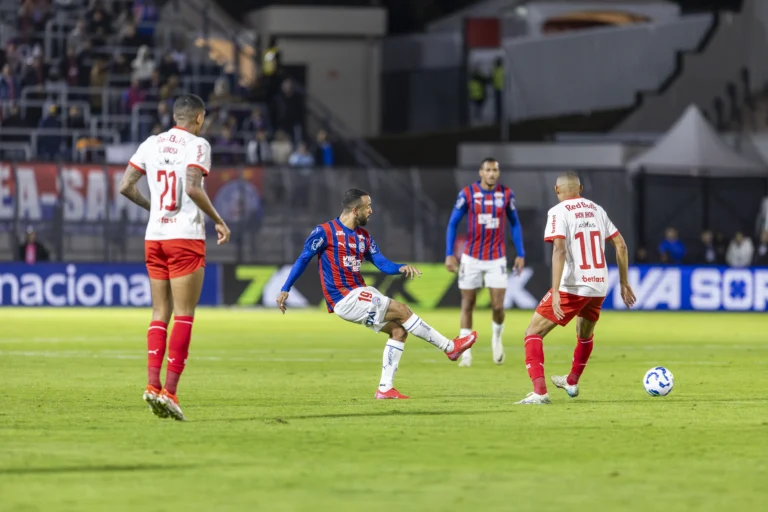 Visando se manter no G-5, Bahia enfrenta RB Bragantino na Arena Fonte Nova; prováveis escalações