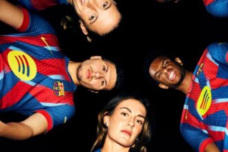 Barcelona anuncia nova camisa em homenagem a 'noite mágica' de Ronaldinho