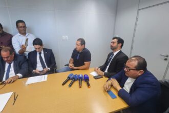 Um dia após se mudar para a oposição, Cafu Barreto afaga Coronel, rebate Otto e se declara para ACM Neto