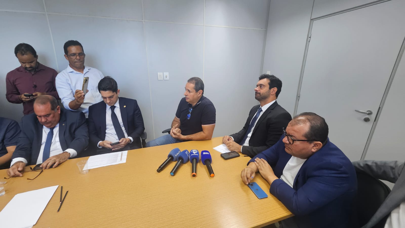 Um dia após se mudar para a oposição, Cafu Barreto afaga Coronel, rebate Otto e se declara para ACM Neto