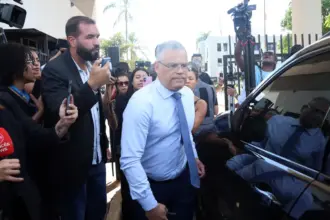 Defesa de Bolsonaro diz que tornozeleira humilha e nega plano de fuga