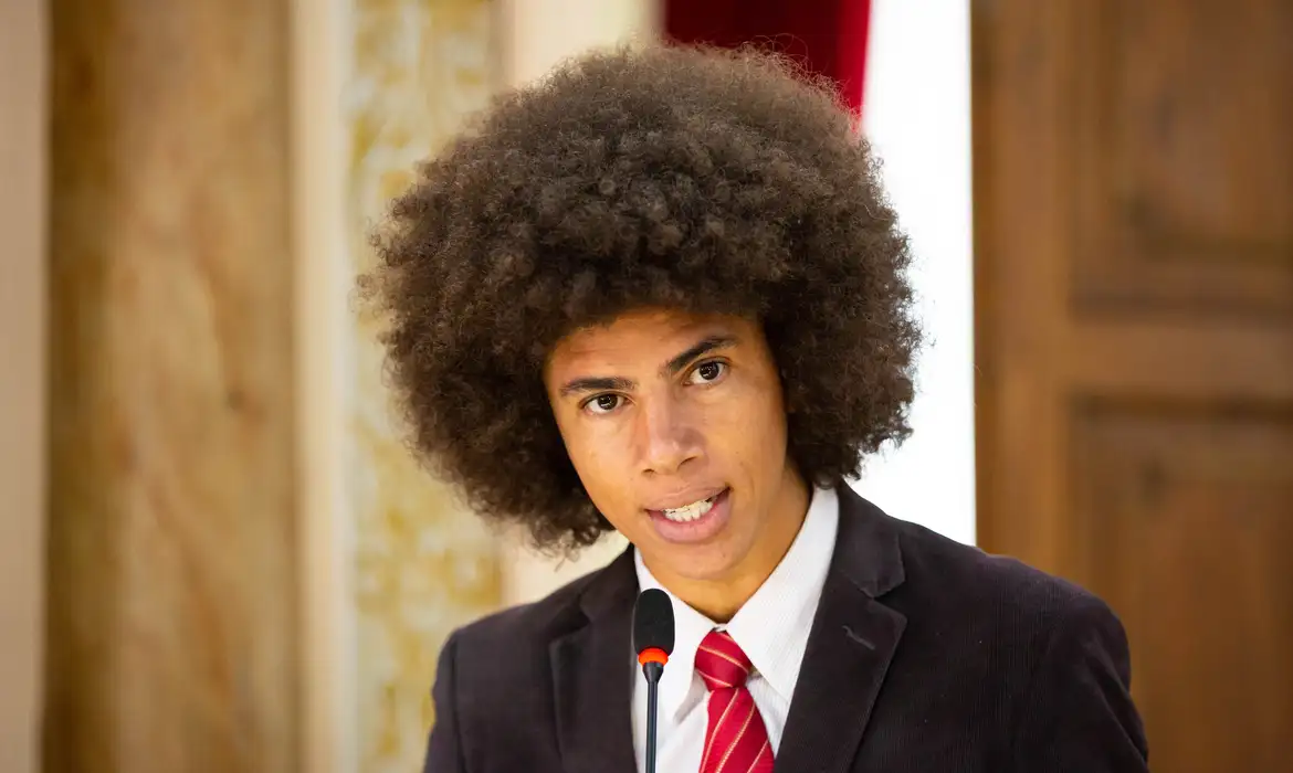 Deputado do PR filmado em briga de rua diz que sofreu racismo