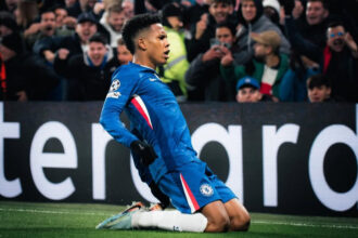 Estêvão celebra noite mágica na Champions League após vitória sobre Barcelona