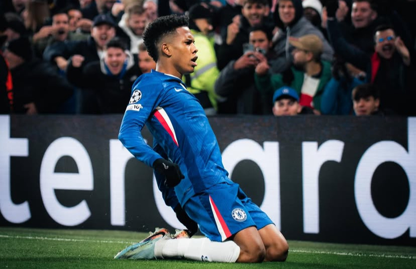 Estêvão celebra noite mágica na Champions League após vitória sobre Barcelona