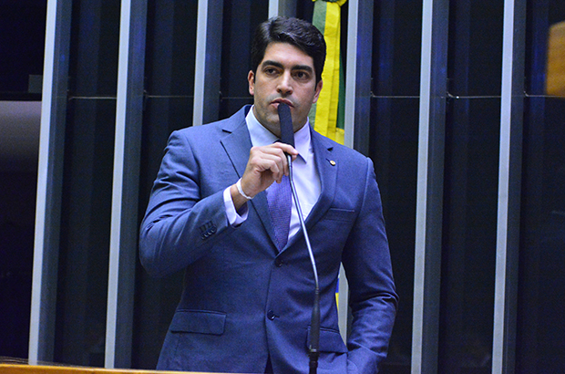 Hugo Motta acelera pacote antifraude nos combustíveis e escolhe Otto Alencar Filho para relatar PL no plenário