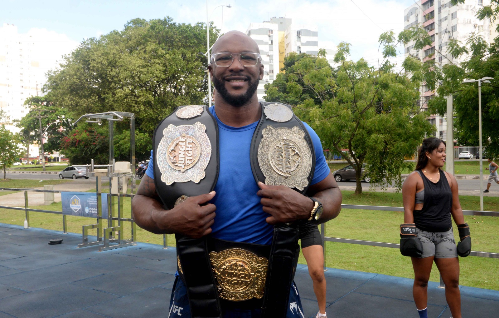 Instrutor da Academia Salvador vence o Jungle Fight 142 e leva a força do MMA para as aulas públicas de boxe e muay thai