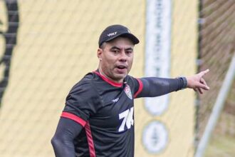 Jair Ventura terá nova dupla de volantes contra o Cruzeiro