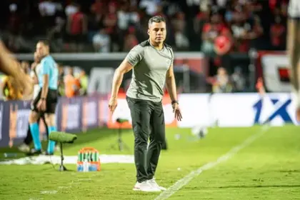 Jair Ventura destaca luta do Vitória e diz que equipe seguirá acreditando na permanência