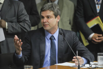 Lindbergh propõe mudança em regra de cassação de mandato por faltas