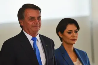 Michelle visita Bolsonaro na PF após prisão preventiva ser mantida pelo STF