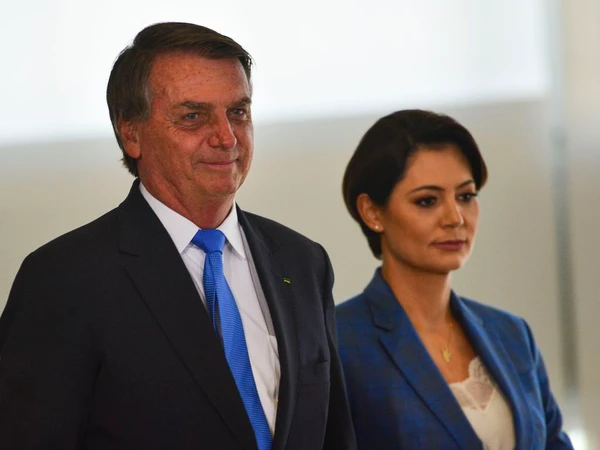 Michelle visita Bolsonaro na PF após prisão preventiva ser mantida pelo STF