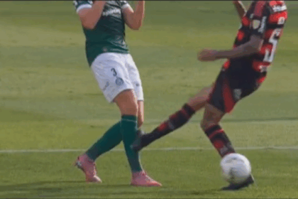 Foi pra vermelho? Lance na final da Libertadores divide opinião de torcedores